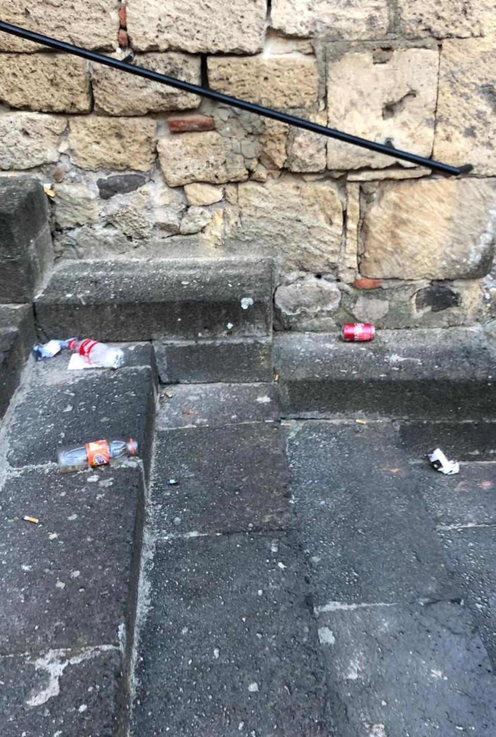 Schiamazzi e rifiuti dopo il bivacco sulle scale di Santa Chiara