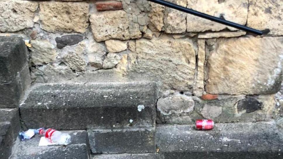Schiamazzi e rifiuti dopo il bivacco sulle scale di Santa Chiara