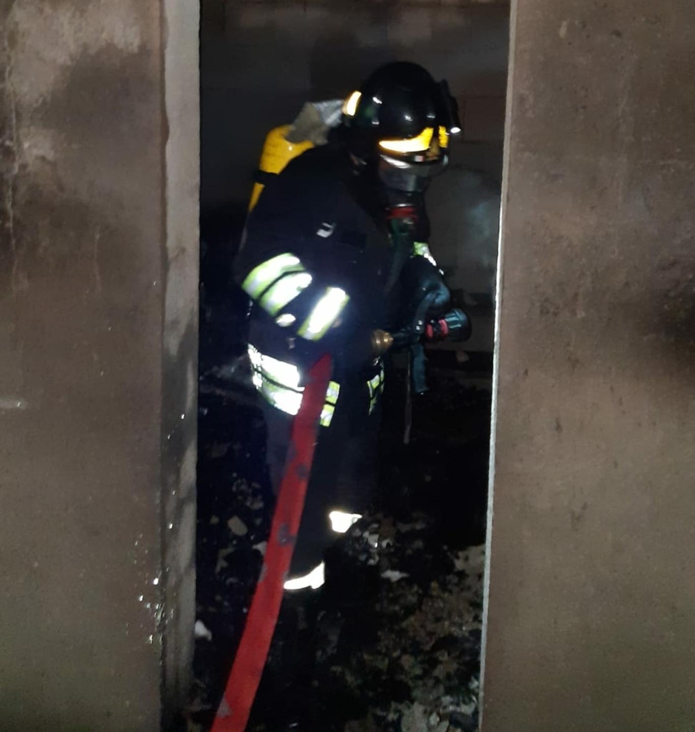 Va a fuoco lo scantinato, i vigili salvano una villetta