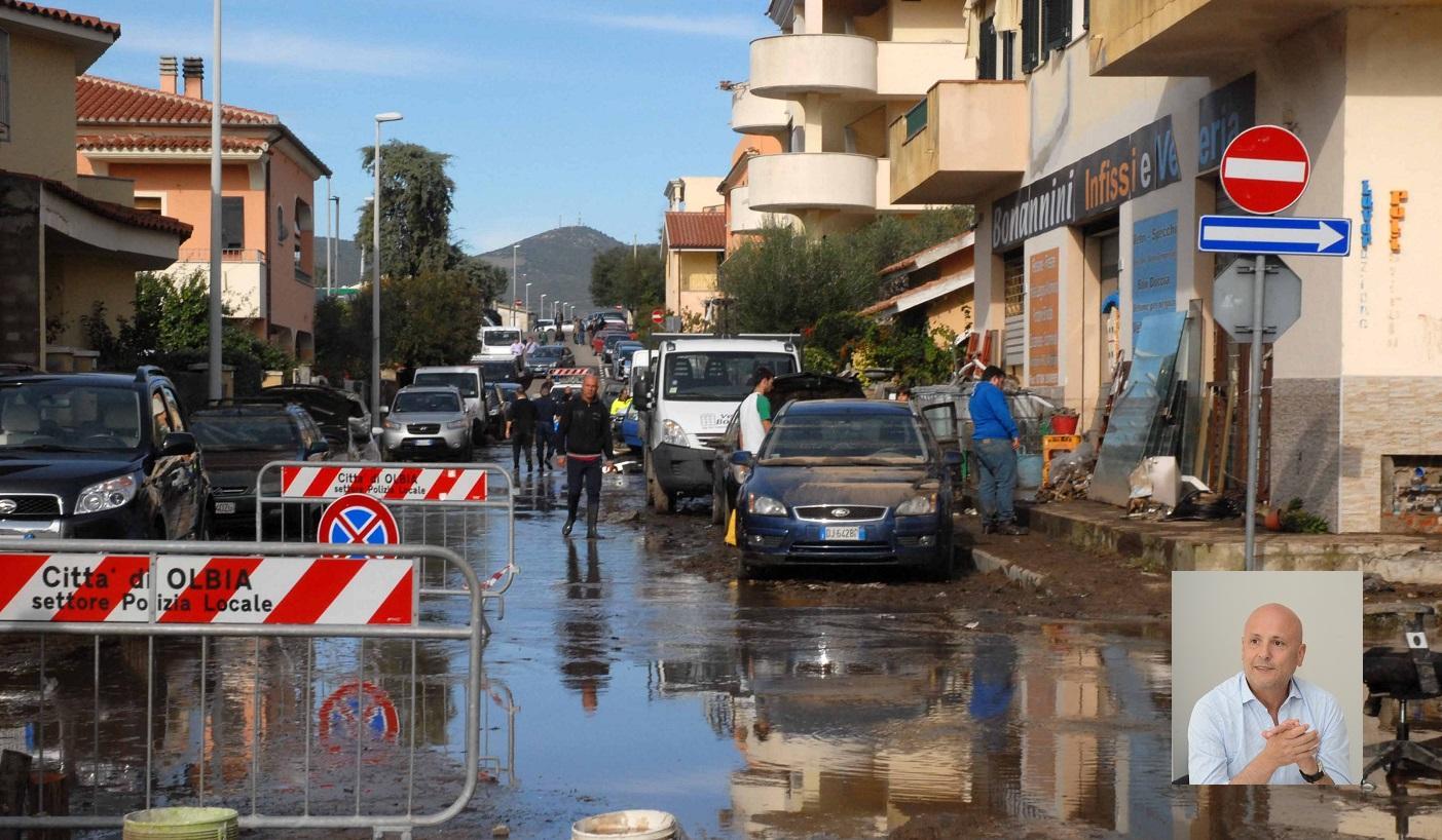 Un'immagine dell'alluvione del 2013 a Olbia e, nel riquadro, Rino Piccinnu