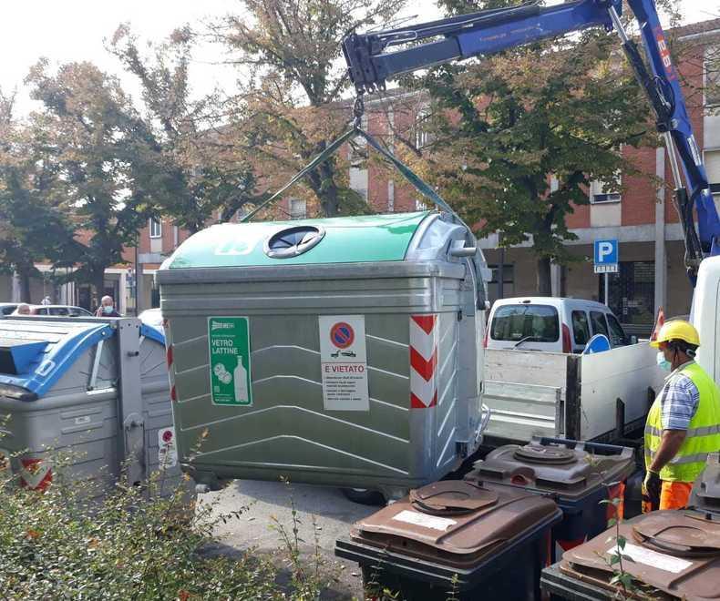 Raccolta rifiuti in città, addio alle campane il vetro nei cassonetti 
