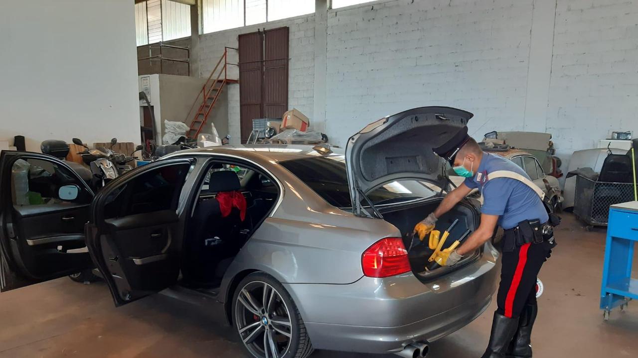 La Bmw rubata, recuperata dai carabiniri di Poviglio con dentro gli attrezzi da scasso
