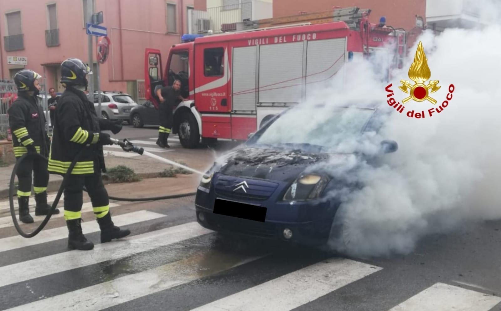 Iglesias, auto a fuoco in centro: i passeggeri si salvano 