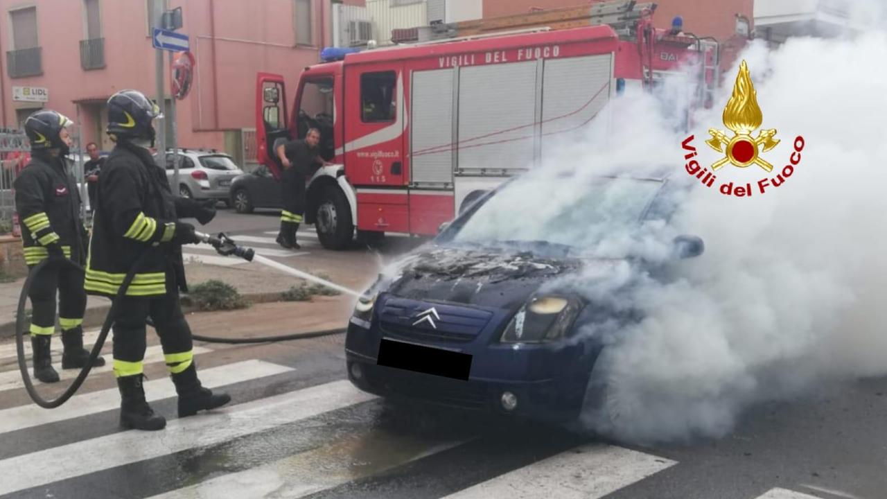 Iglesias, auto a fuoco in centro: i passeggeri si salvano 