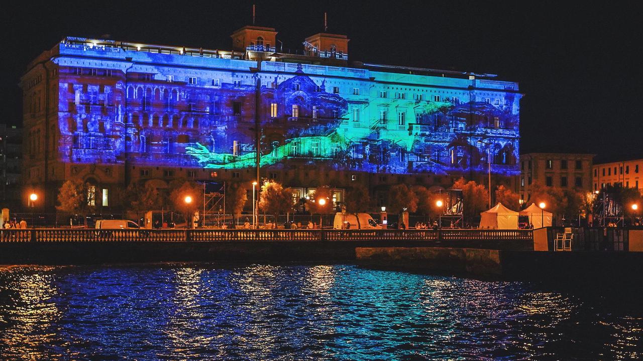 Luci, imagini e note sulla Terrazza, inizia il Mascagni Festival un gigantesco film musicale sull'acqua - Video