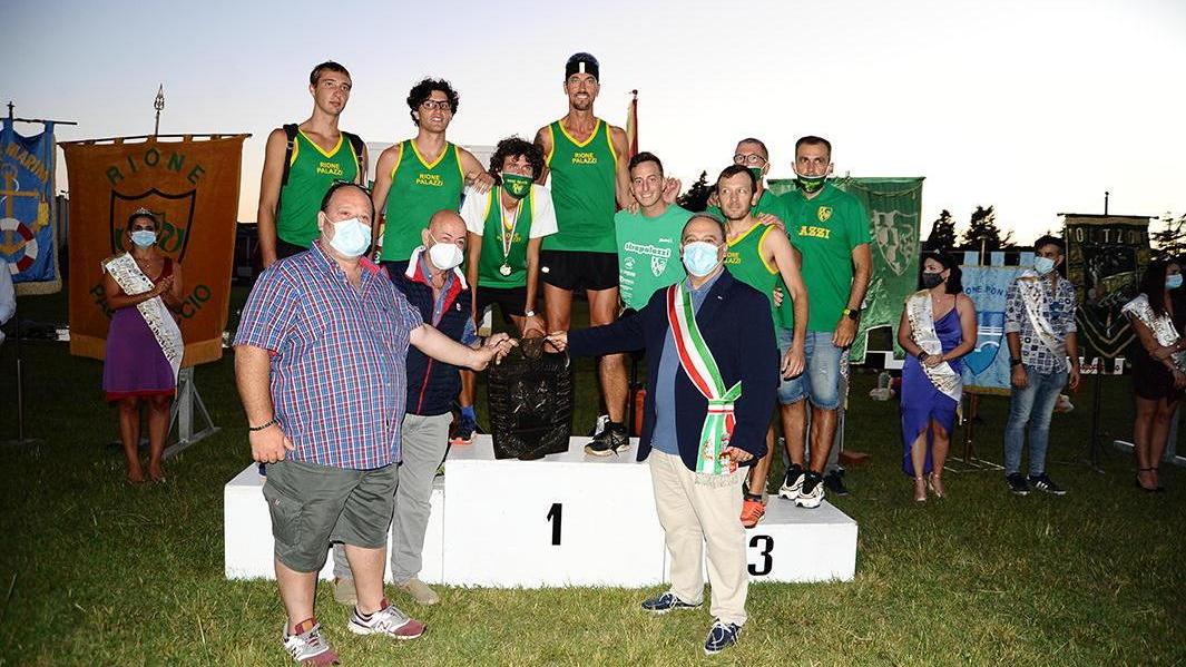 Regoli durante la premiazione del rione Palazzi, vincitore della Targa 2020 (foto Michele Falorni/Silvi)