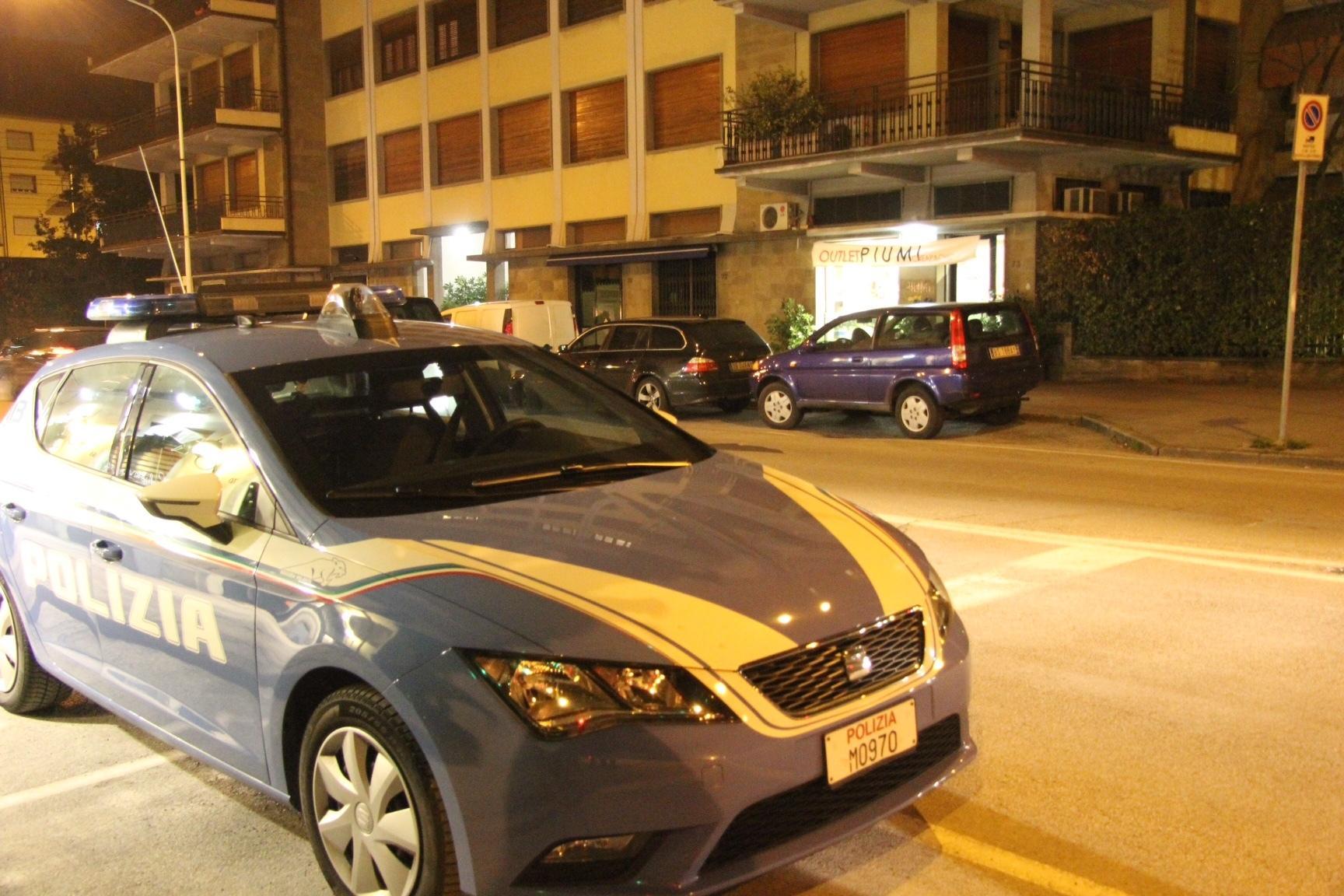 Ruba un orologio e una confezione di mascherine lasciate in un'auto