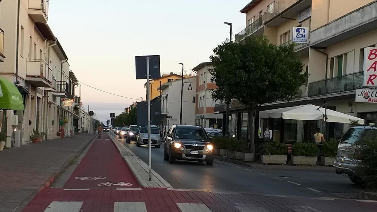 Il comitato di negozianti di Rosignano torna all’attacco: «Pista ciclabile sempre più dannosa»