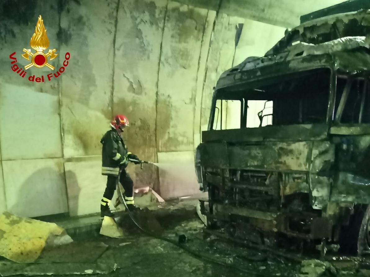 Camion in fiamme sull'A1, chiusa la "direttissima"