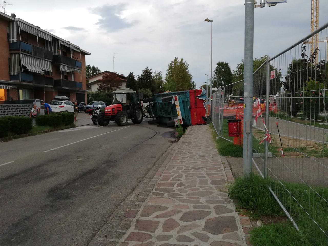 Carpi, trattore si rovescia in via Ramazzini 