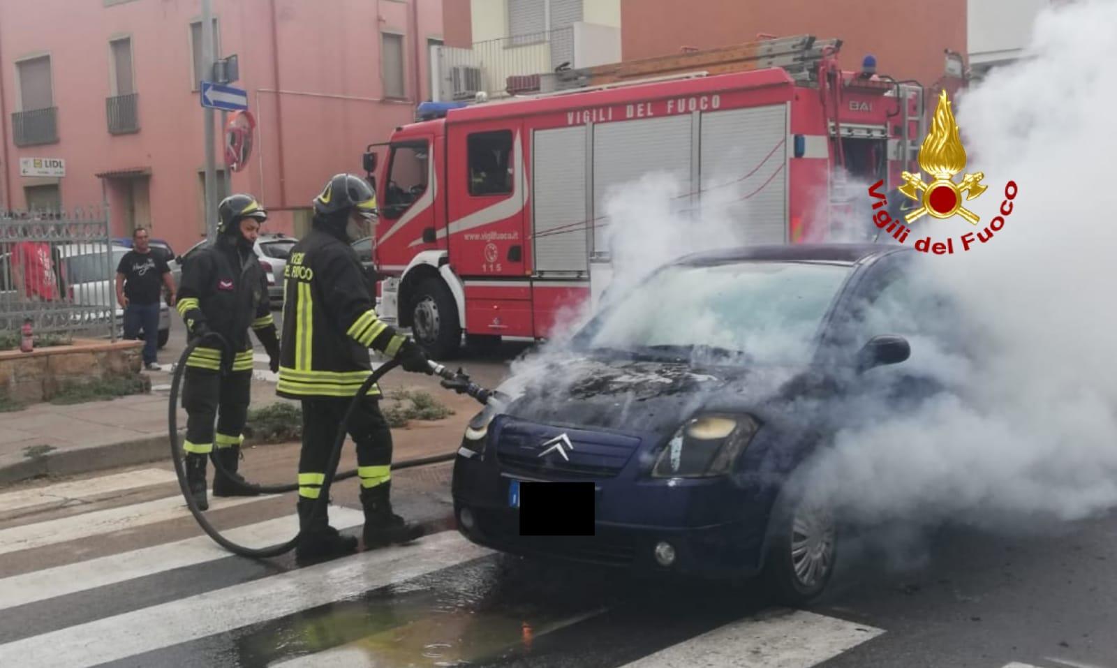 Iglesias, l'auto prende fuoco: gli occupanti si mettono in salvo