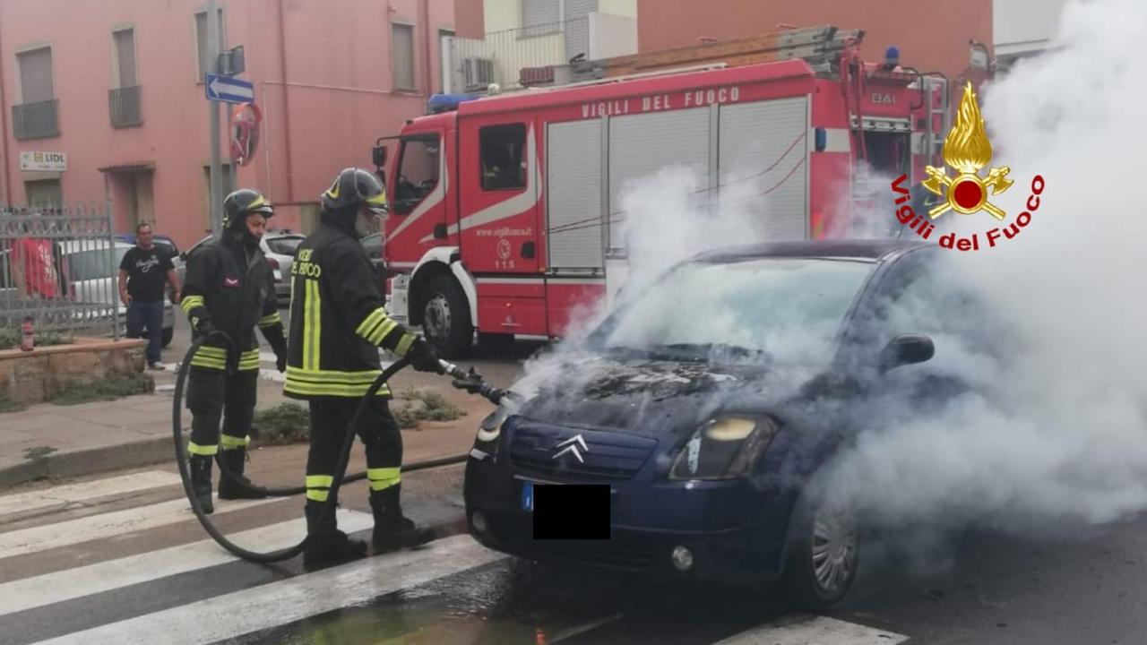 Iglesias, l'auto prende fuoco: gli occupanti si mettono in salvo