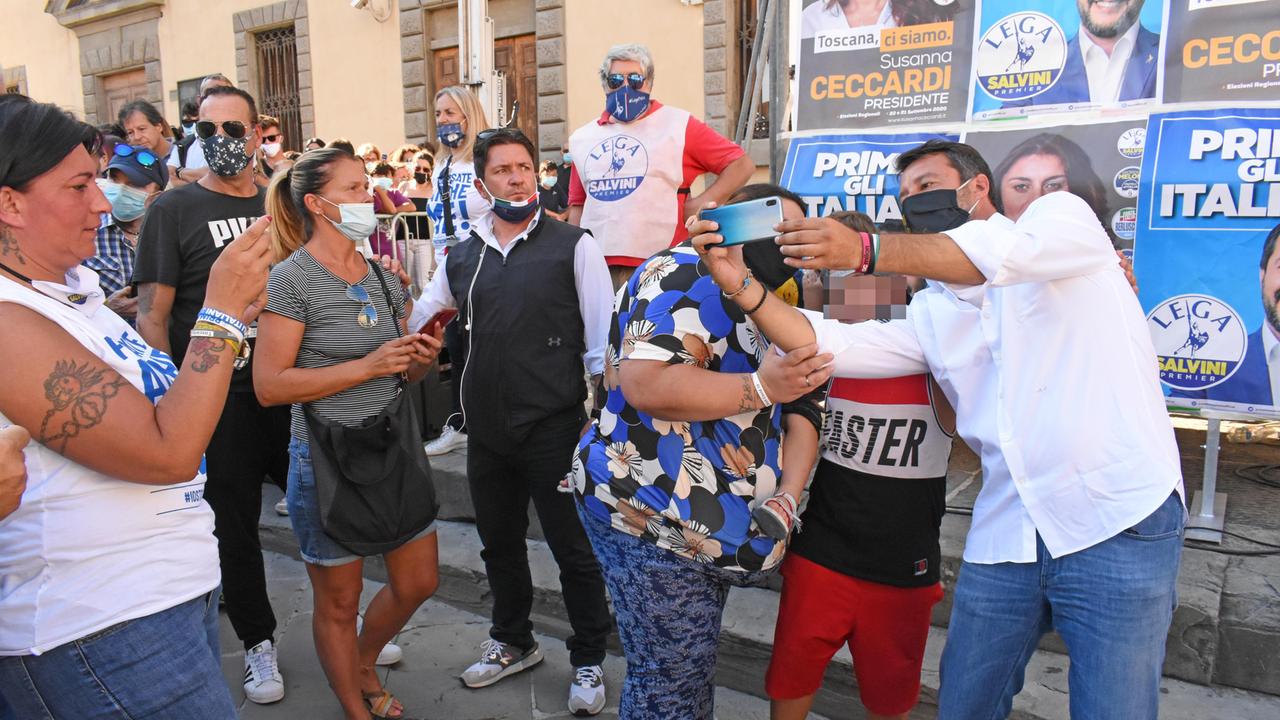 Matteo Salvini si fa i selfie coi sostenitori dopo il comizio di Pistoia (foto Gori)