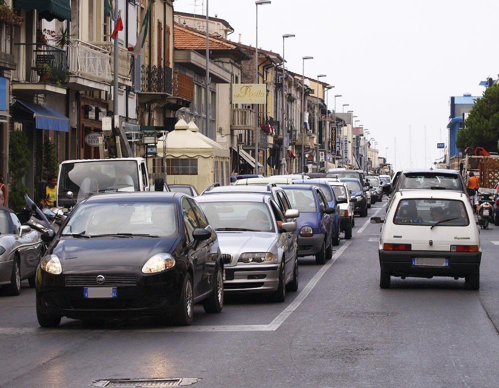 Traffico caos in via Coppino in Darsena