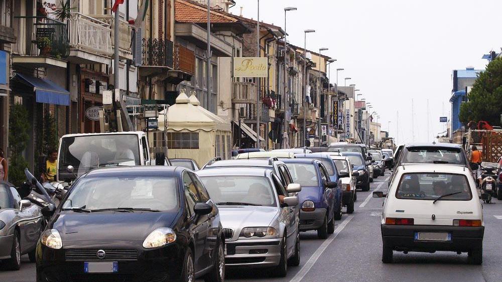Traffico caos in via Coppino in Darsena