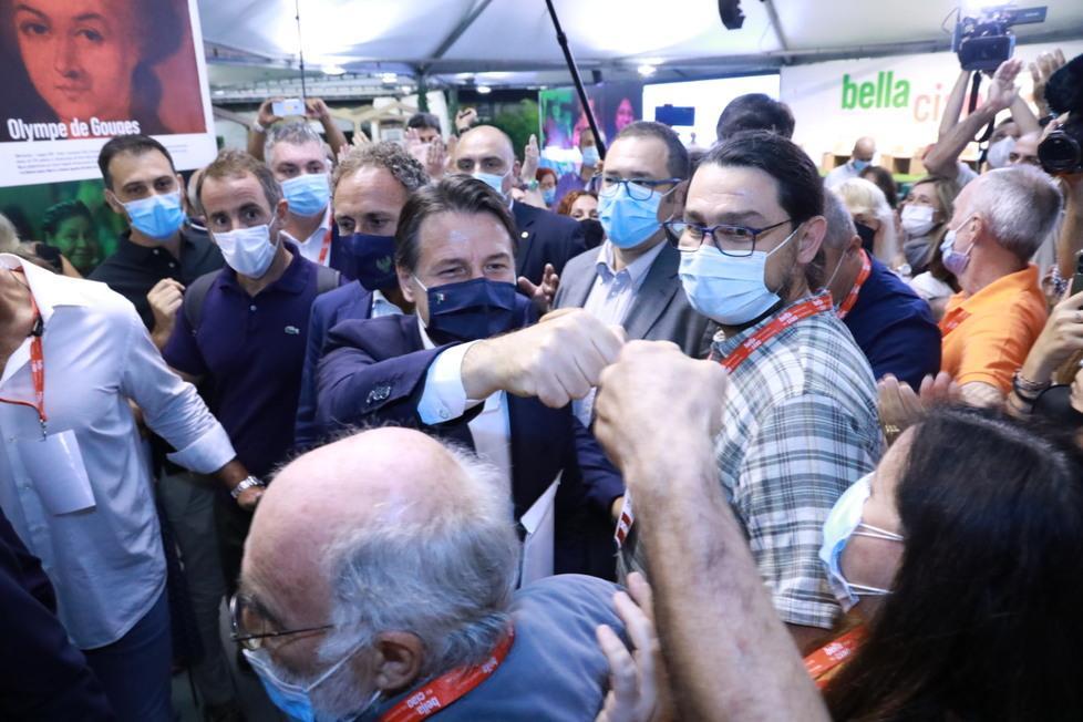 Modena, il debutto tra gli applausi di Conte alla Festa nazionale Pd "Grazie, applausi belli e calorosi" 