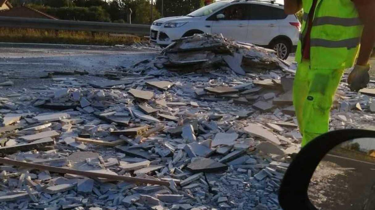 Camion perde il carico in strada