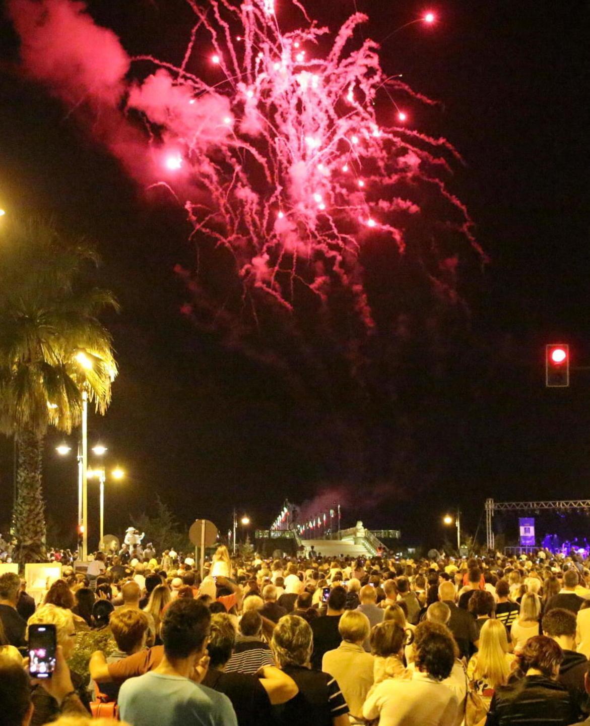 Fuochi d’artificio al pontile ma non tutti sono d’accordo 
