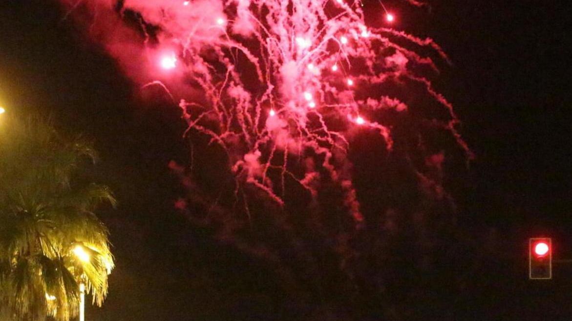 Fuochi d’artificio al pontile ma non tutti sono d’accordo