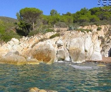Precipita sulla scogliera Muore donna di 46 anni