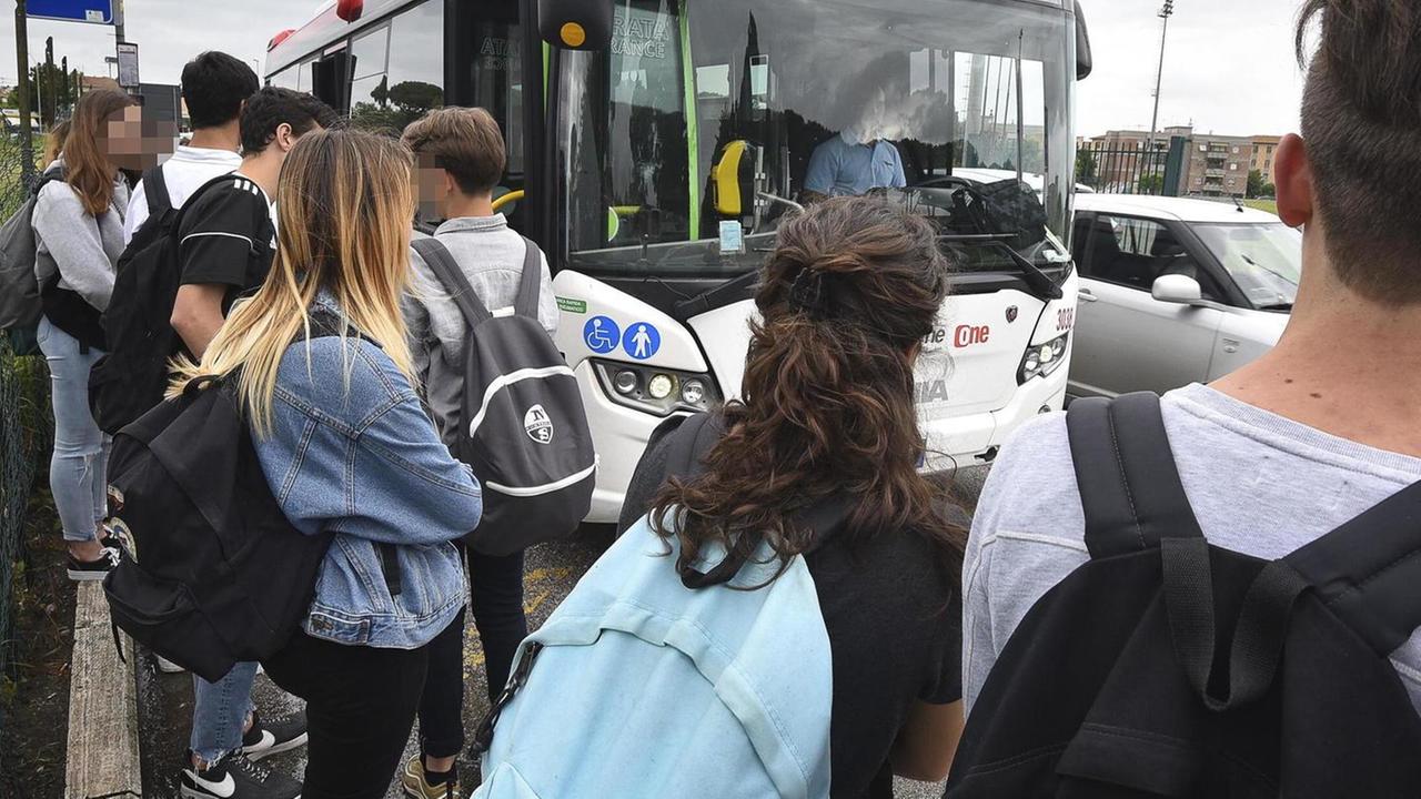 Bus scuola, manca una ventina di mezzi Firenze assicura: «Finanzieremo tutto»