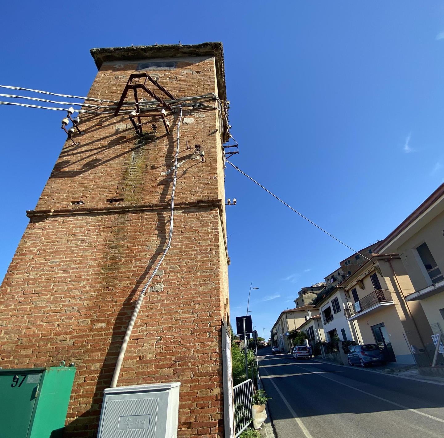 Abbattuta definitivamente la vecchia e degradata cabina dell’Enel