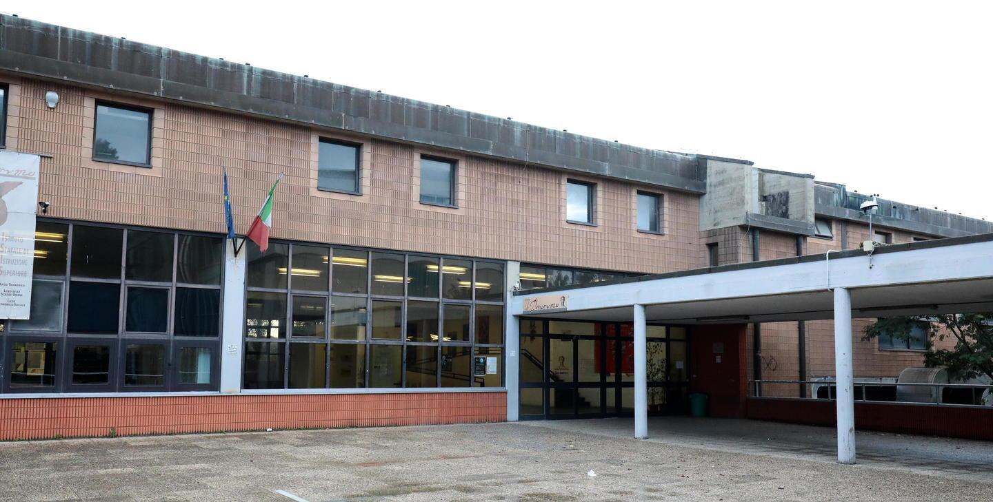 L’ingresso del liceo scientifico Pontormo a Empoli (Foto agenzia Carlo Sestini)