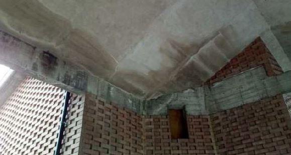 Tegole rovinate e infiltrazioni partono i lavori al cimitero 