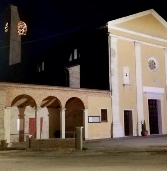 Il parroco fa illuminare a giorno le campane