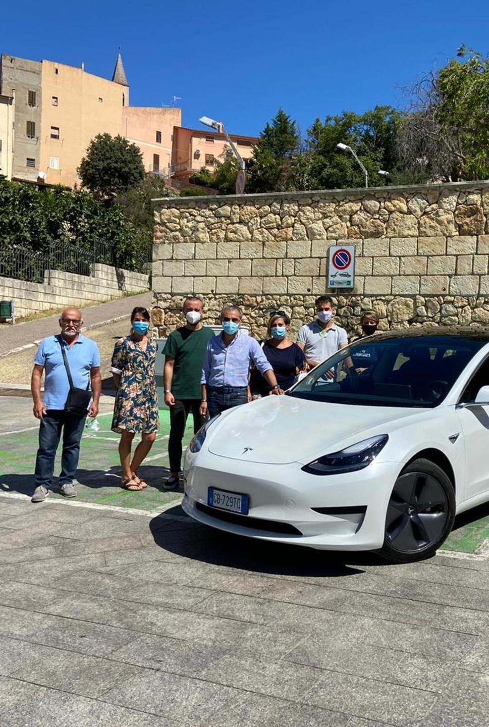 Auto blu elettrica targata Tesla per il Comune 