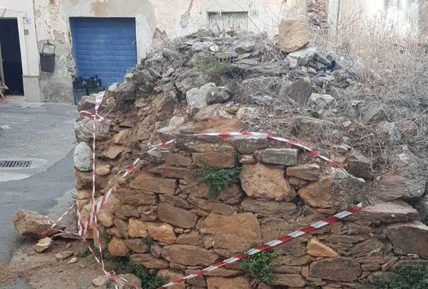 Crolla un muro nel centro e scoppia l’allarme ruderi 