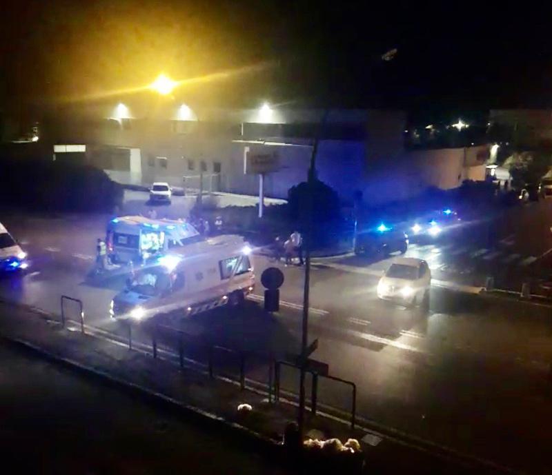 Lite con spari in strada, due giovani in fuga su una moto