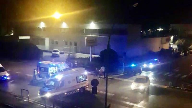 Lite con spari in strada, due giovani in fuga su una moto