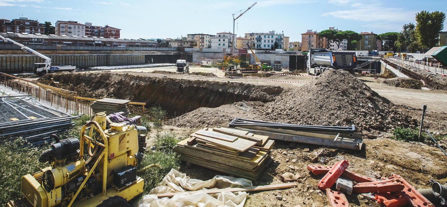 Una veduta del cantiere di lavoro Esselunga: completata la palificazione dell’enorme scavo che ospiterà il parcheggio interrato da 850 posti.