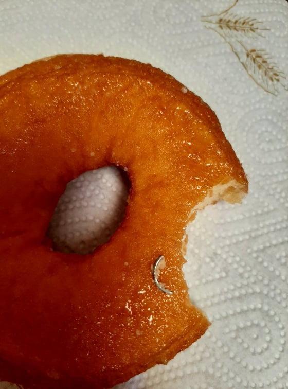 La ciambella morsa dalla bimba col pezzo di ferro trovato all’interno