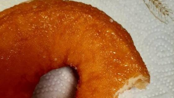 La ciambella morsa dalla bimba col pezzo di ferro trovato all’interno