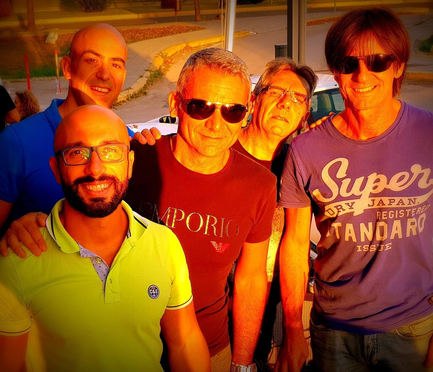 Il gruppo sassarese dei Milestones eredi del Jab: al centro con la maglia rossa Riccardo Frau