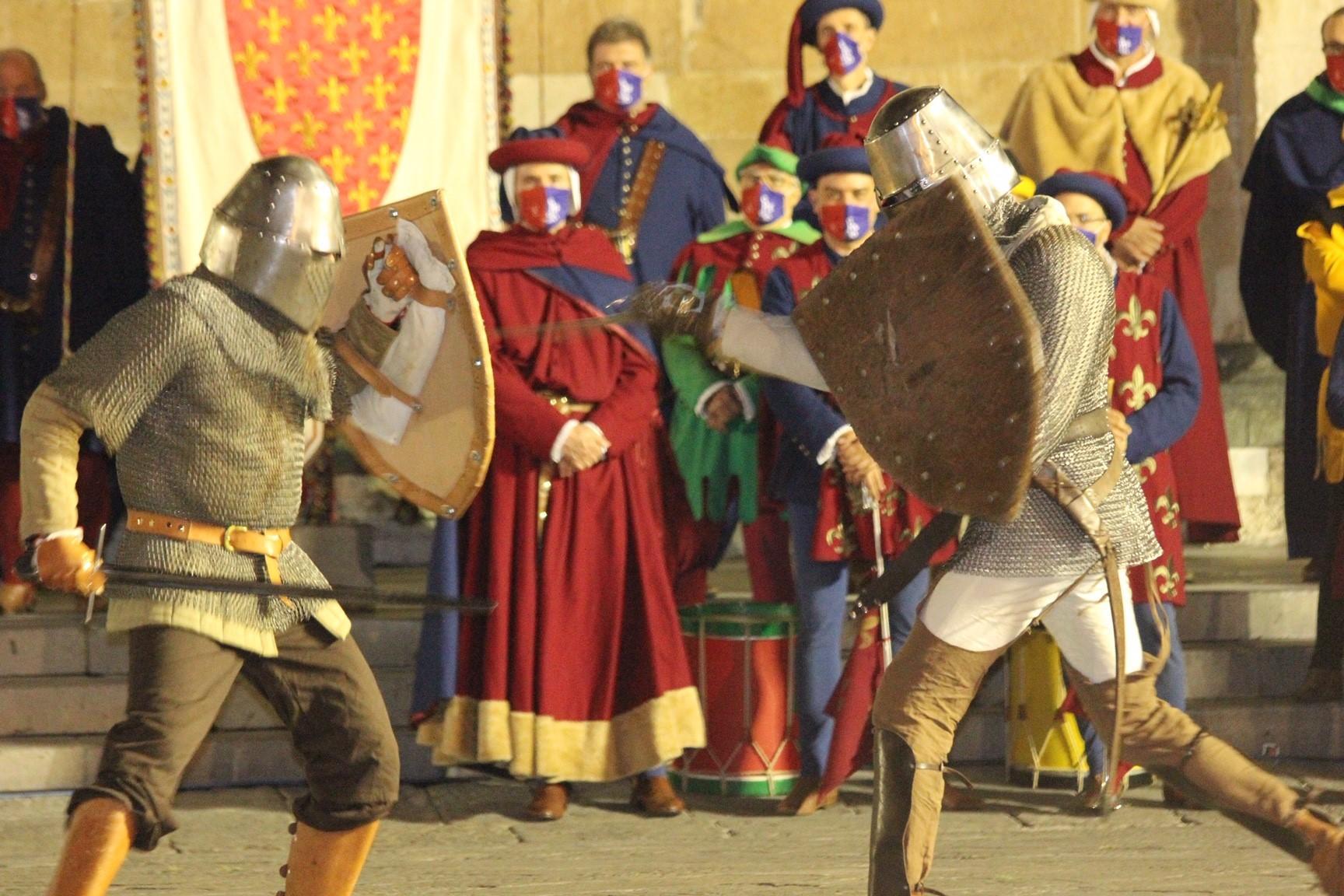 L'esibizione dei gruppi storici in piazza Duomo (foto Batavia)