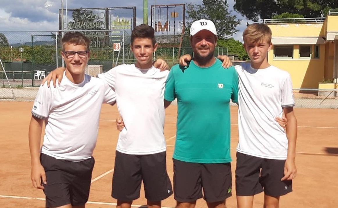 Il maestro Daniele Balducci con gli atleti del'Under 16 dello Sporting Club Montecatini