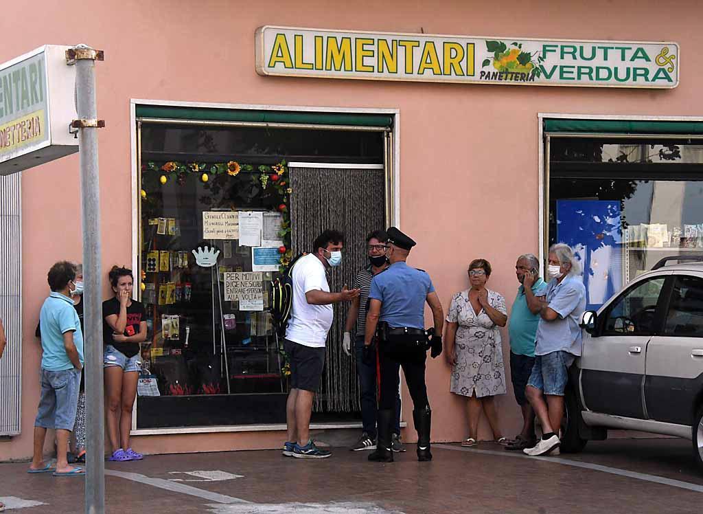 Spacca la testa al salumiere con un mattone per rapinarlo