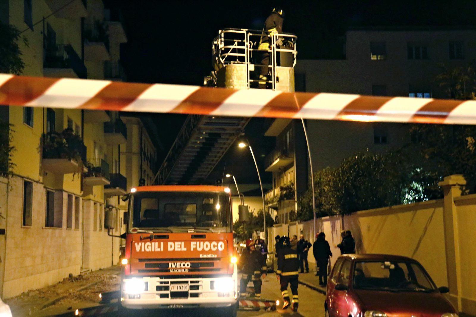 Vigili del fuoco impegnati in un intervento in città (Foto d'archivio)