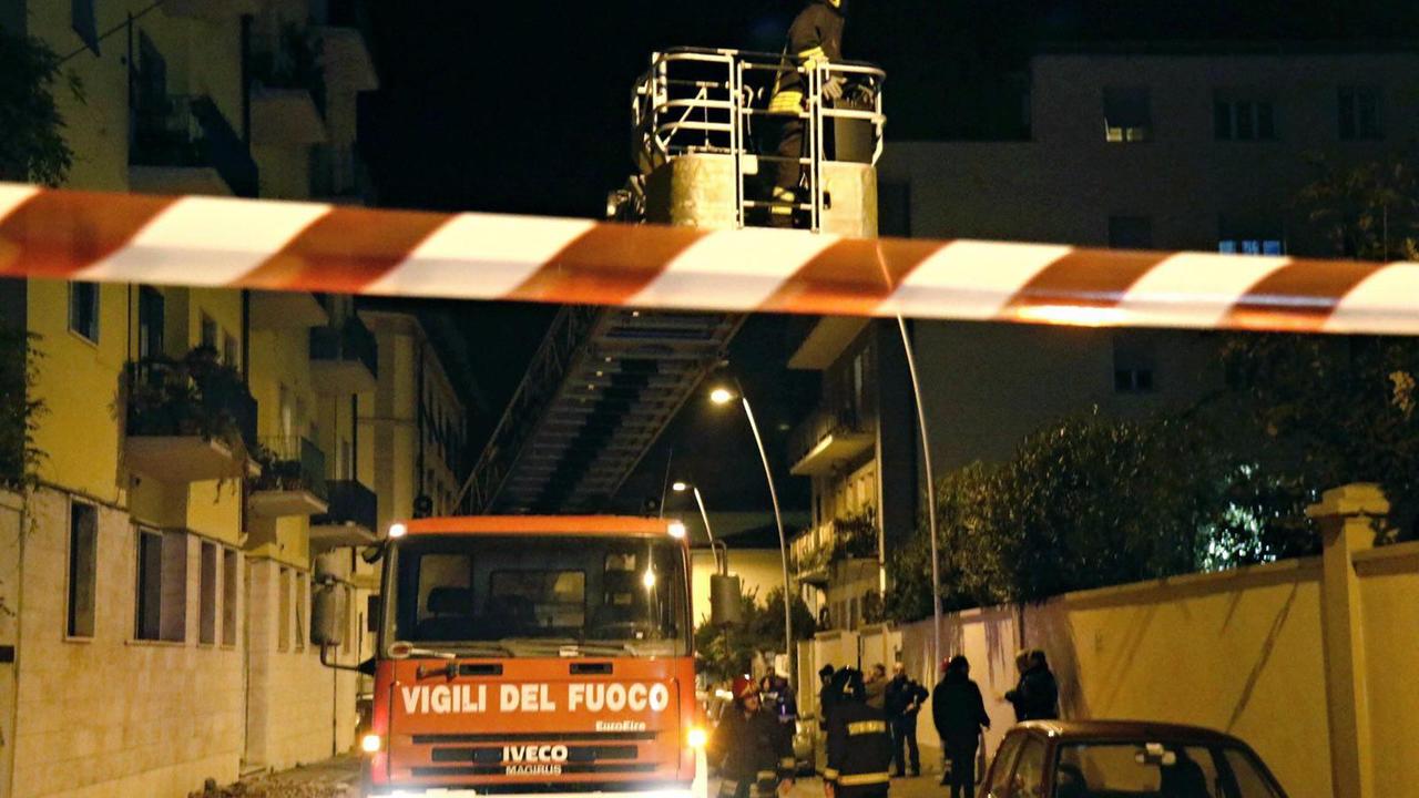 Vigili del fuoco impegnati in un intervento in città (Foto d'archivio)