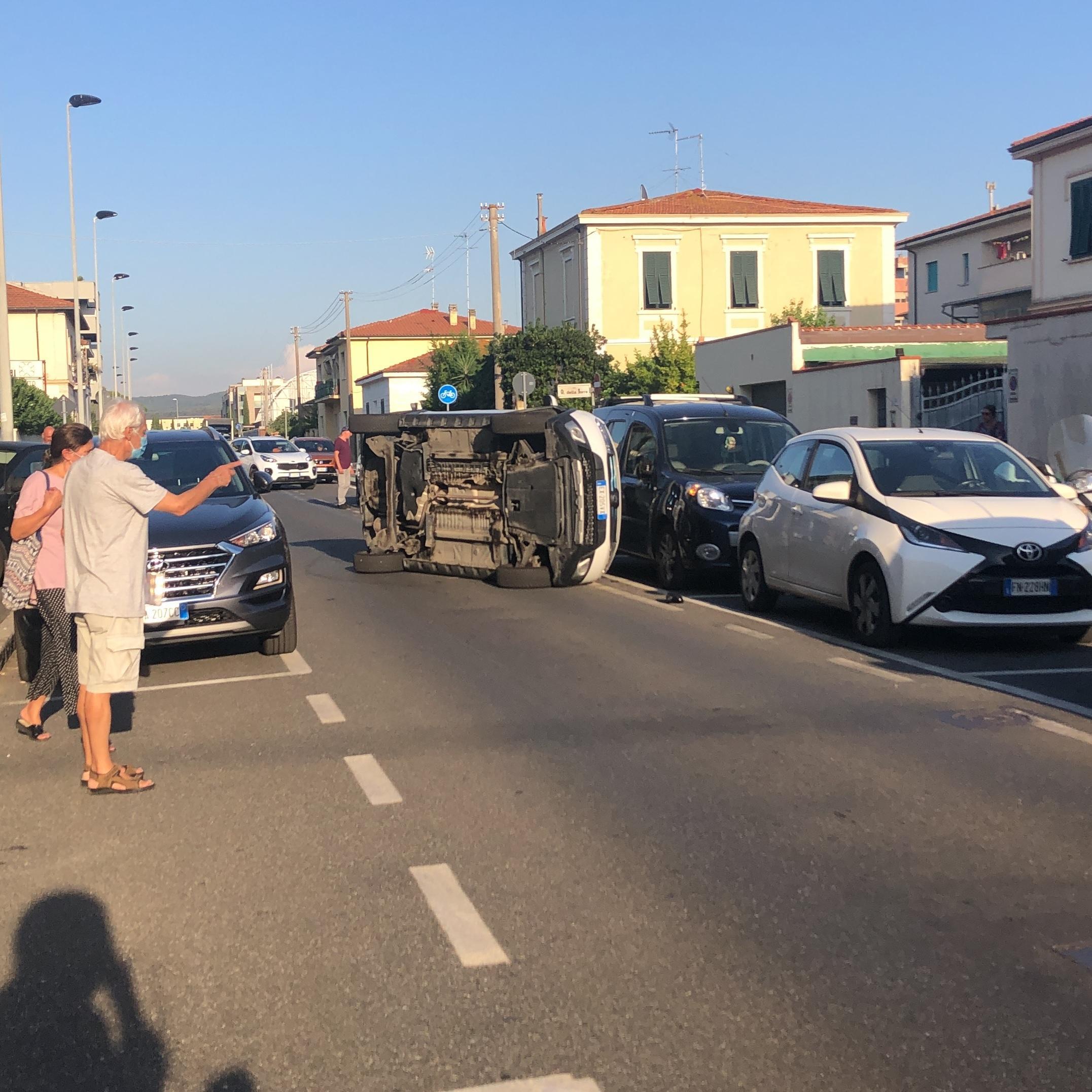 L'auto ribaltata in via Oberdan Chiesa