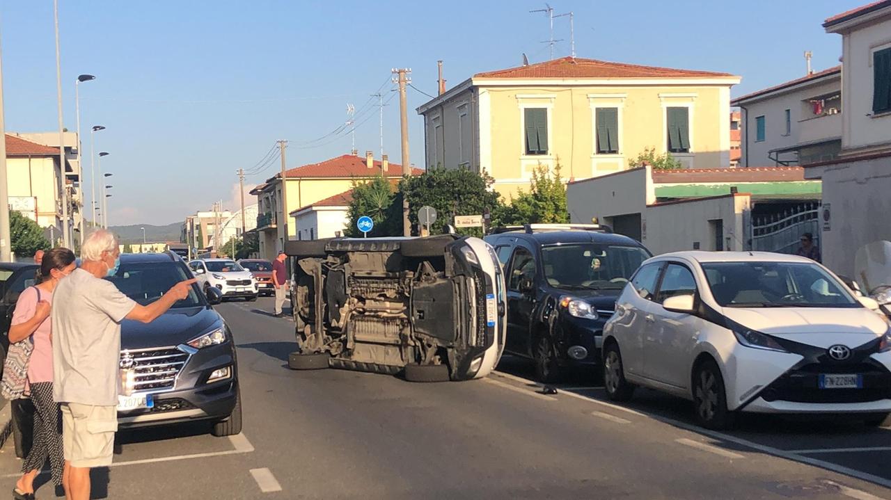 L'auto ribaltata in via Oberdan Chiesa