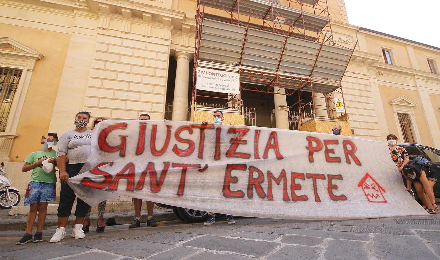 Lo striscione di protesta davanti alla Procura di Pisa (foto Renzullo/Muzzi)