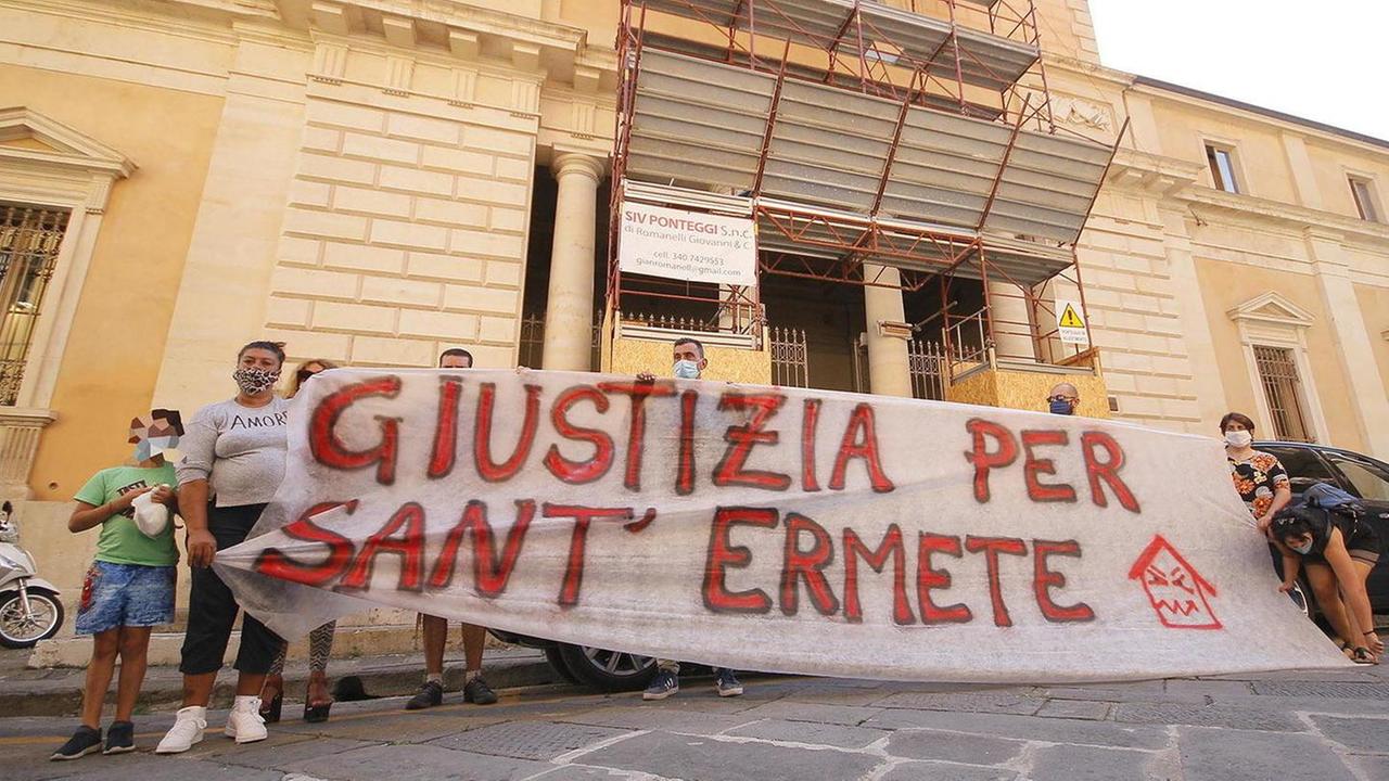 Lo striscione di protesta davanti alla Procura di Pisa (foto Renzullo/Muzzi)