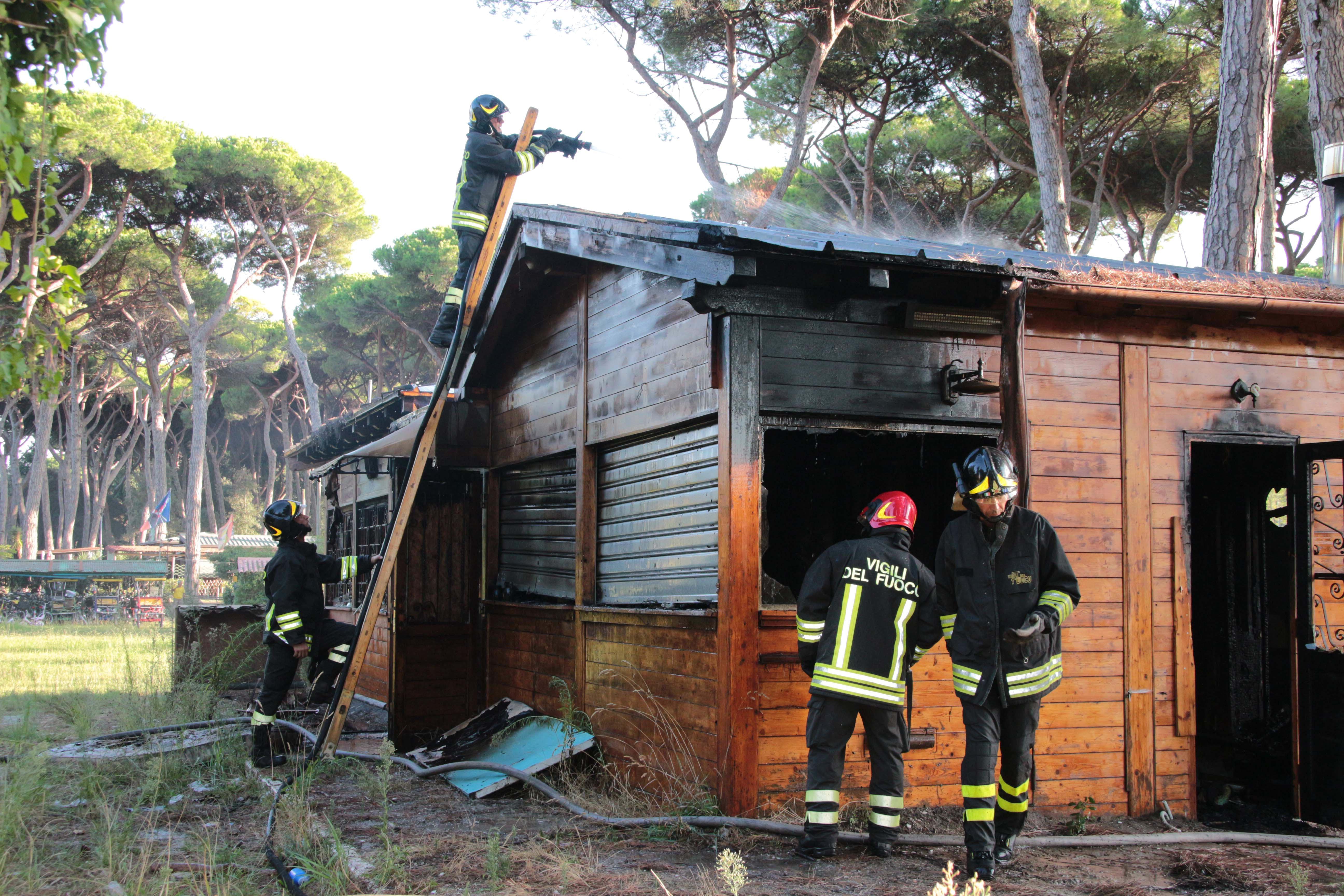 Incendio distrugge un chiosco nella pineta di Levante - Video