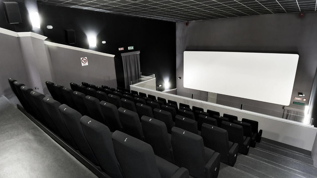 Cinema appesi a un filo sottile tra norme Covid e assenza di film