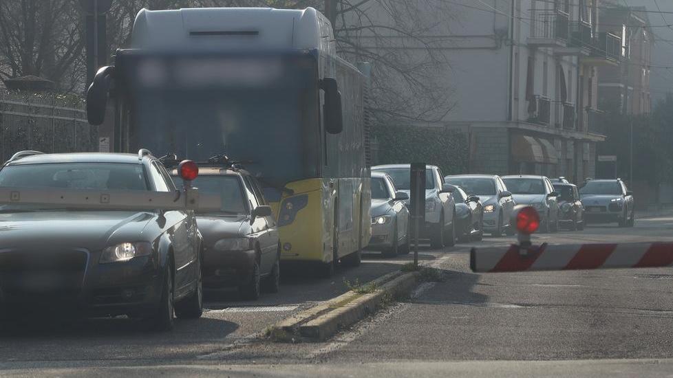 Modena,«Con lo smog il virus viaggia oltre gli otto metri» Mascherine anche all’aperto?