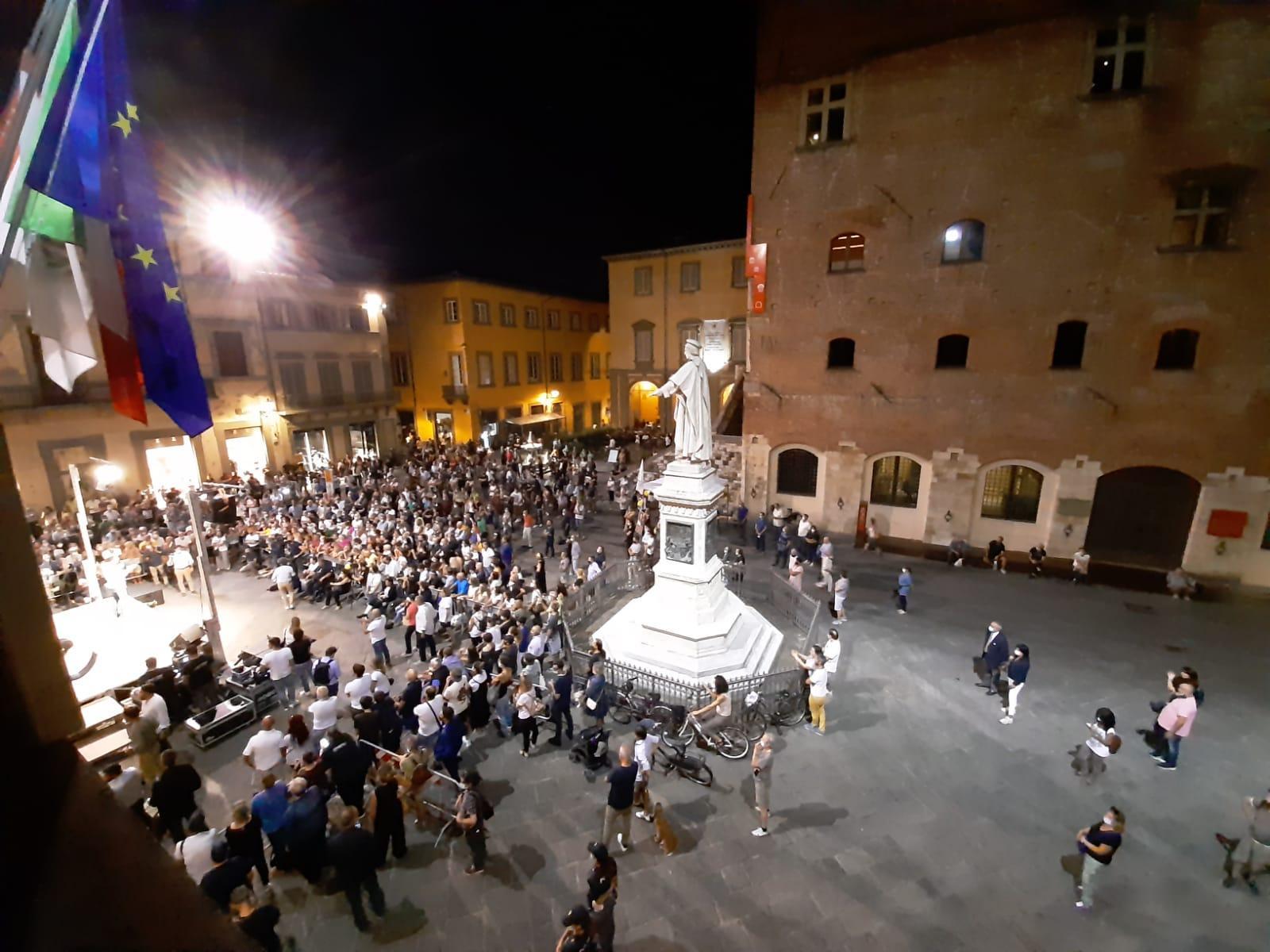 Matteo Salvini sul palco durante il comizio